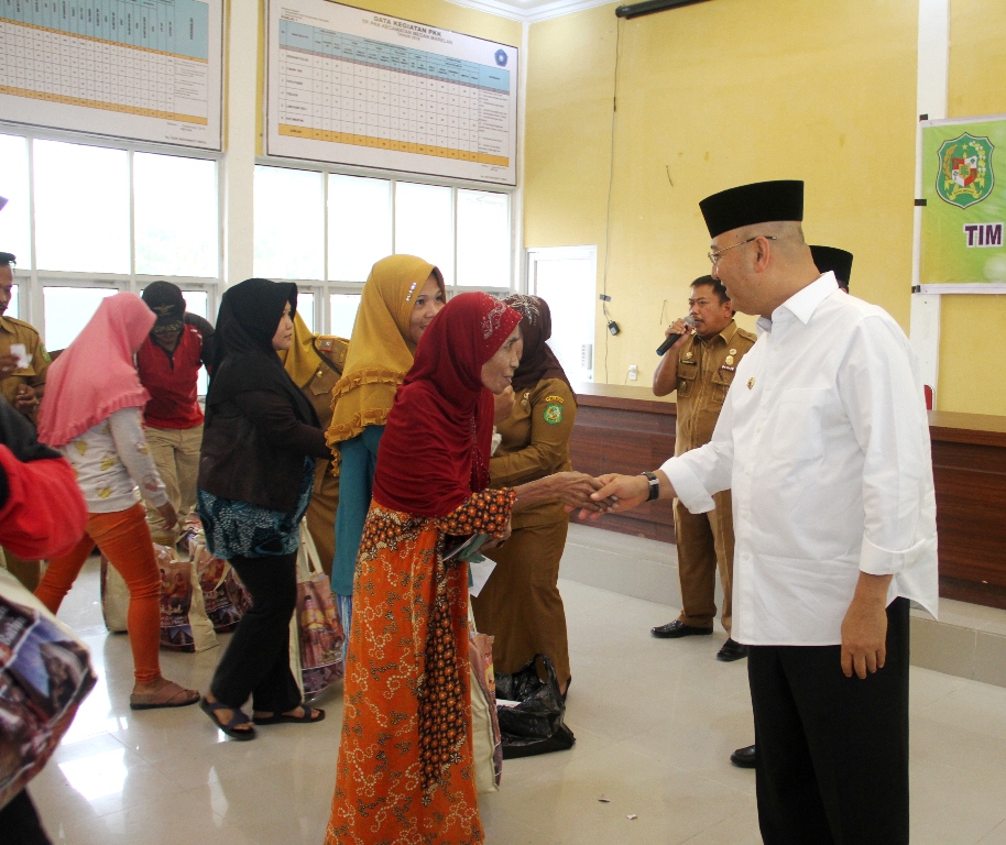4.650 Warga Kurang Mampu di 6 Kecamatan Dapat Paket Zakat